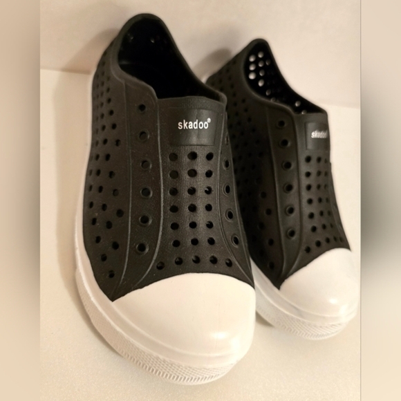 Skadoo Kid's Waterproof Slip‎ on Shoes NEW Black & White Size Toddler 11 - Picture 2 of 5